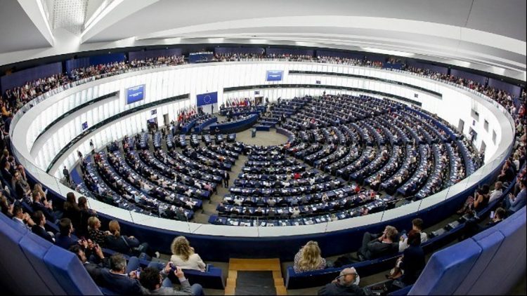 Ευρωπαϊκό Κοινοβούλιο: Απορρίφθηκε αίτημα για τήρηση ενός λεπτού σιγής για τον Τσάρλι Κερκ – Έντονες αντιδράσεις