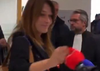 Καταδίκη Σαρκοζί: Ο εκνευρισμός της Μπρούνι για την καταδικαστική απόφαση