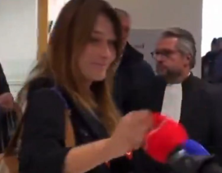 Καταδίκη Σαρκοζί: Ο εκνευρισμός της Μπρούνι για την καταδικαστική απόφαση