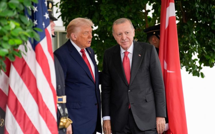 Τραμπ με Ερντογάν στον Λευκό Οίκο: «Θα αγοράσουν F-16, F-35 και άλλα πράγματα»