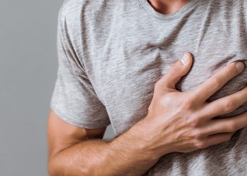 Ήρωες με στολή στην Κόρινθο – Αστυνομικοί έσωσαν άνδρα που υπέστη έμφραγμα