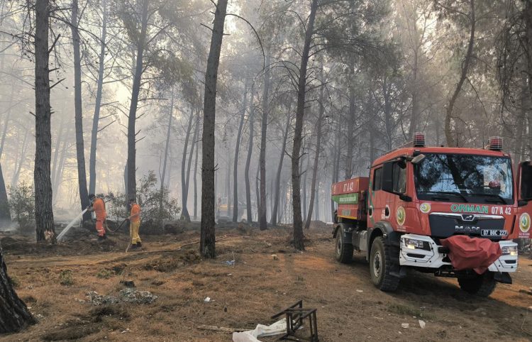 Αττάλεια: Εκκενώσεις ξενοδοχείων και μάχη με τις φλόγες