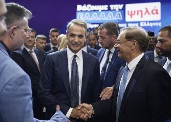 Πυρ ομαδόν κατά Μητσοτάκη από την αντιπολίτευση: Εξαπάτηση, φτωχοποίηση, χλεύη