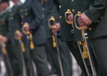 Ένστολοι: Πώς κερδίζουν από 1,5 έως 2 μισθούς τον χρόνο – Παραδείγματα