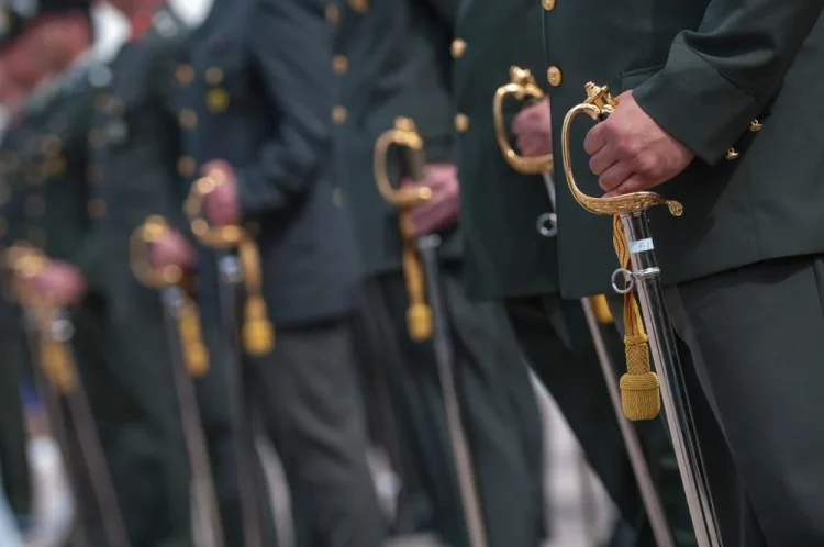 Ένστολοι: Πώς κερδίζουν από 1,5 έως 2 μισθούς τον χρόνο – Παραδείγματα