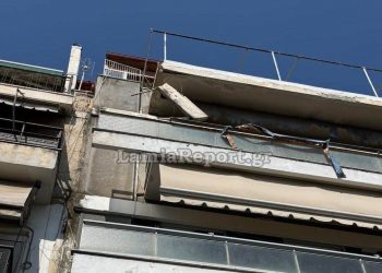 Τρόμος στην Λαμία: Έπεφταν σοβάδες από πολυκατοικία – Κρεμόταν κομμάτι μπετόν