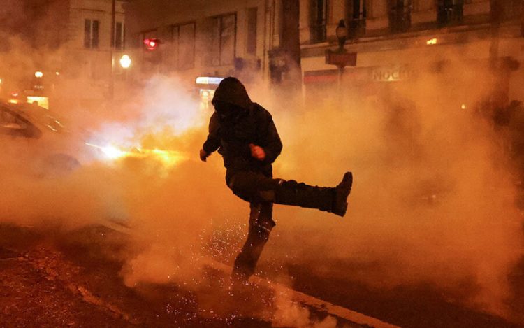 Οδομαχίες στις μεγαλύτερες πόλεις της Γαλλίας – Συνεχίζονται οι αναταραχές και οι συλλήψεις την ώρα που ο Λεκορνί υπόσχεται «ρήξεις»