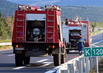 Στις φλόγες νταλίκα που ανετράπη στην Κινέτα – Πληροφορίες για 3 τραυματίες
