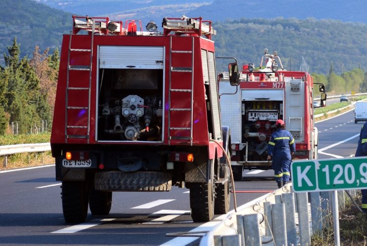 Στις φλόγες νταλίκα που ανετράπη στην Κινέτα – Πληροφορίες για 3 τραυματίες