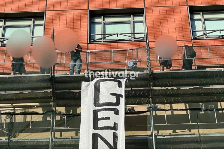 Θεσσαλονίκη: Μέλη του Ρουβίκωνα σκαρφάλωσαν στο Προξενείο των ΗΠΑ και πέταξαν τρικάκια για την Παλαιστίνη – Βίντεο & Εικόνες