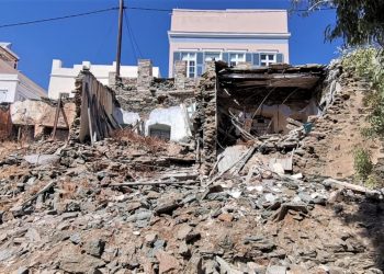 Σύρος: Τοίχοι νεοκλασικού κρέμονται πάνω από τα κεφάλια περαστικών