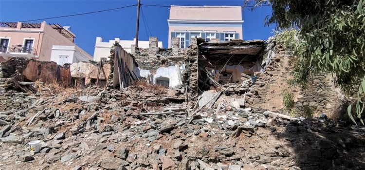 Σύρος: Τοίχοι νεοκλασικού κρέμονται πάνω από τα κεφάλια περαστικών