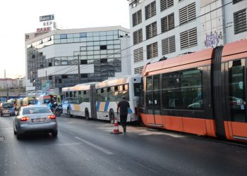 Πειραιάς: Λεωφορείο Συγκρούστηκε με τραμ – 30 τραυματίες