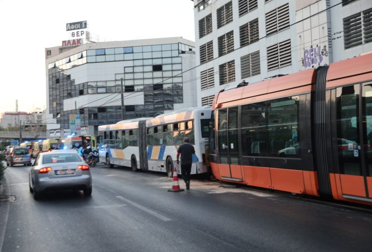 Πειραιάς: Λεωφορείο Συγκρούστηκε με τραμ – 30 τραυματίες