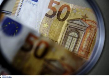 Καστοριά: Ηλικιωμένος βγήκε στον δρόμο, φώναζε και πετούσε 50ευρα στους περαστικούς