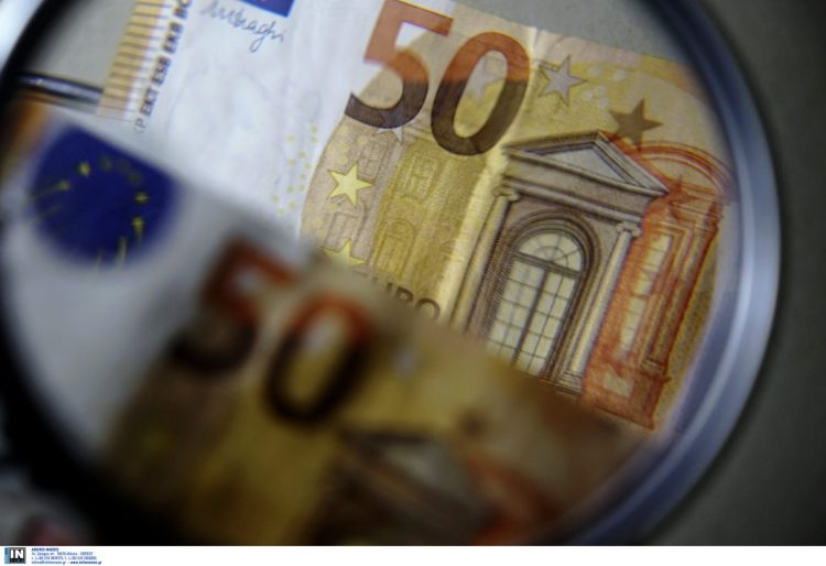 Καστοριά: Ηλικιωμένος βγήκε στον δρόμο, φώναζε και πετούσε 50ευρα στους περαστικούς