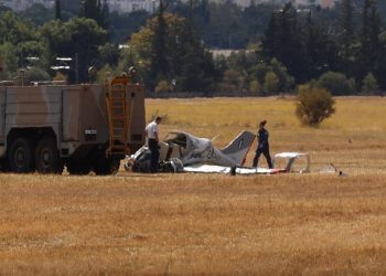 Τατόι: Εικόνες από το σημείο του ατυχήματος με εκπαιδευτικό αεροσκάφος – Δύο τραυματίες – Η ανακοίνωση του ΓΕΑ