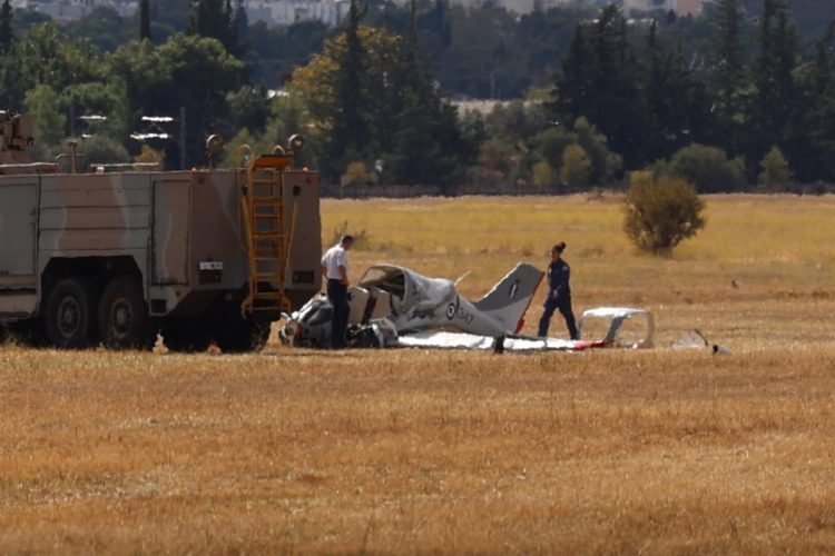 Τατόι: Εικόνες από το σημείο του ατυχήματος με εκπαιδευτικό αεροσκάφος – Δύο τραυματίες – Η ανακοίνωση του ΓΕΑ