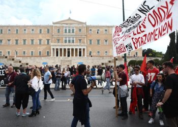 Πλήθος κόσμου στις απεργιακές κινητοποιήσεις για το εργασιακό νομοσχέδιο – ΕΙΚΟΝΕΣ