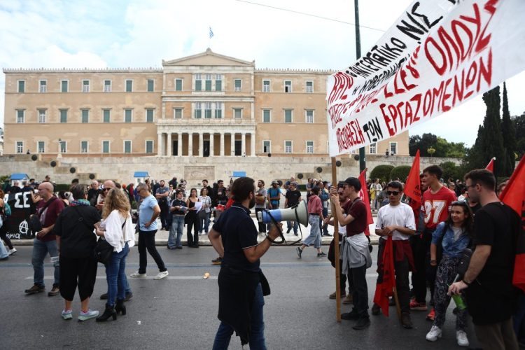 Πλήθος κόσμου στις απεργιακές κινητοποιήσεις για το εργασιακό νομοσχέδιο – ΕΙΚΟΝΕΣ