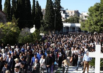 Η Ελλάδα αποχαιρέτησε τον Διονύση Σαββόπουλο: Συγκίνηση στους επικήδειους – Με τη «Συννεφούλα» η πομπή στο Α΄νεκροταφείο