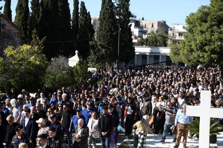 Η Ελλάδα αποχαιρέτησε τον Διονύση Σαββόπουλο: Συγκίνηση στους επικήδειους – Με τη «Συννεφούλα» η πομπή στο Α΄νεκροταφείο