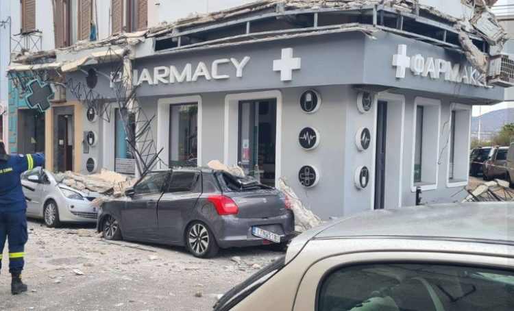 Λαύριο: Κατέρρευσε μπαλκόνι κτιρίου – Προκλήθηκαν υλικές ζημιές