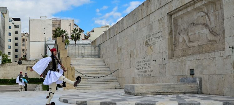 Τροπολογία για Άγνωστο Στρατιώτη: Προβλέπει φυλάκιση – Τι θα γίνει με τα ονόματα των θυμάτων στα Τέμπη