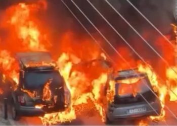 Κόλαση φωτιάς στον Άλιμο: Στις φλόγες τέσσερα αυτοκίνητα