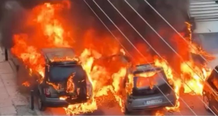 Κόλαση φωτιάς στον Άλιμο: Στις φλόγες τέσσερα αυτοκίνητα