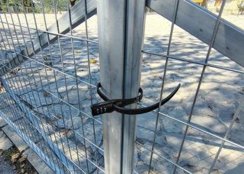 Άρτα: Έκλεισαν είσοδο σχολείου με… δεματικό – Μαθητές μπαίνουν από στενή και φθαρμένη σκάλα