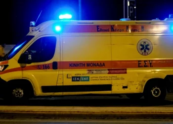 Θεσσαλονίκη: Ταξί συγκρούστηκε με μοτοσικλέτα στην Καλαμαριά – Τραυματίστηκε αστυνομικός, αναζητείται ο ταξιτζής