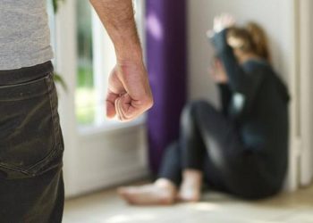 Κορωπί: Άνδρας ξυλοκόπησε άγρια τη σύντροφό του – Νοσηλεύεται διασωληνωμένη