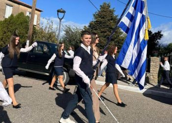Αγρίνιο: Συγκίνηση και περηφάνια για τον τυφλό σημαιοφόρο στην παρέλαση της 28ης Οκτωβρίου στη Γαβαλού – ΒΙΝΤΕΟ