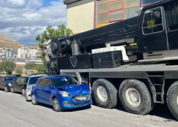 Κερατσίνι: Γερανός έπεσε πάνω σε 10 σταθμευμένα αυτοκίνητα