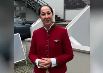 Γερμανία: Η δήμαρχος Στάλτσερ «βασανίστηκε για ώρες» από την κόρη της – Προσπάθησε να της βάλει φωτιά στα μαλλιά