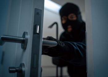 Τρόμος για 62χρονο στον Πειραιά: Τον έδεσαν και άρπαξαν χρήματα και κοσμήματα