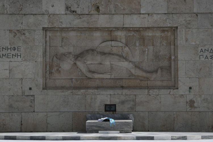 Ξέσπασμα οργής της Μαρίας Καρυστιανού για Μνημείο Αγνώστου Στρατιώτη και βίντεο Τεμπών