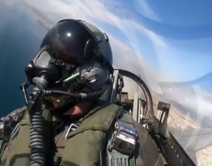 28η Οκτωβρίου: Συγκίνησε ο πιλότος της ομάδας Ζευς στη Θεσσαλονίκη – «Συνεχίζουμε να φυλάμε τους ουρανούς της πατρίδας»