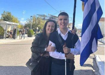 Μητέρα τυφλού σημαιοφόρου στο Αγρίνιο: Είμαι 1,60 αλλά χθες ένιωσα πιο ψηλή και από τον Αντετοκούνμπο