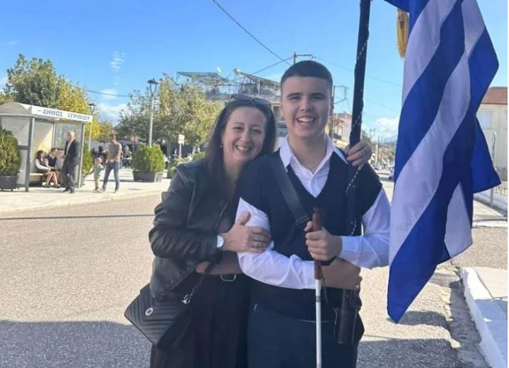 Μητέρα τυφλού σημαιοφόρου στο Αγρίνιο: Είμαι 1,60 αλλά χθες ένιωσα πιο ψηλή και από τον Αντετοκούνμπο