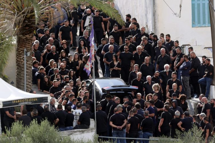 Σπαραγμός στην κηδεία του 39χρονου στα Βορίζια – Ανατριχίλα από το μοιρολόι της χήρας