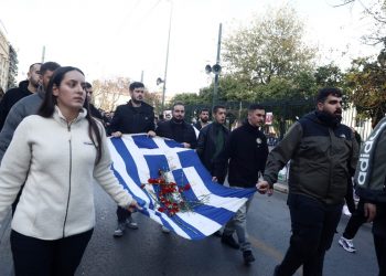 Πολυτεχνείο: Η στιγμή που η αιματοβαμμένη σημαία φτάνει στην Αμερικανική Πρεσβεία και «φυγαδεύεται»