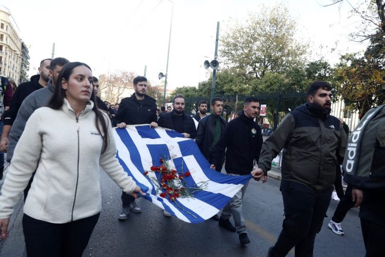 Πολυτεχνείο: Η στιγμή που η αιματοβαμμένη σημαία φτάνει στην Αμερικανική Πρεσβεία και «φυγαδεύεται»
