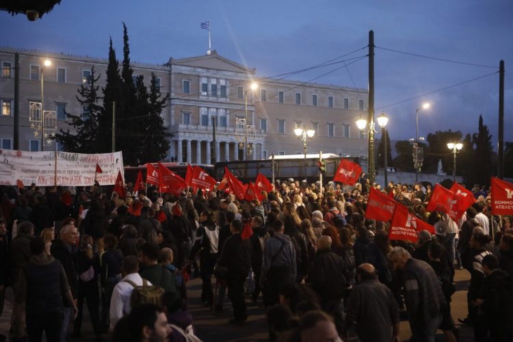 Πολυτεχνείο: Σε εξέλιξη η πορεία προς την αμερικανική πρεσβεία – Σε ισχύ κυκλοφοριακές ρυθμίσεις