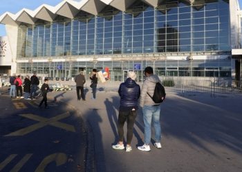Σερβία: Μεγάλη συγκέντρωση μνήμης στο Νόβι Σαντ για τα θύματα της τραγωδίας στον σιδηροδρομικό σταθμό