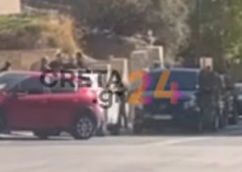 Κρήτη: Η στιγμή που το κομβόι του «ελληνικού FBI» μπαίνει στα Βορίζια – Οι αντιδράσεις των συγγενών του 39χρονου