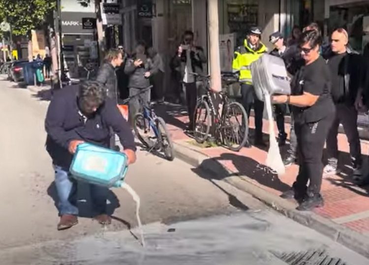 Λάρισα: Κτηνοτρόφοι έριξαν γάλα έξω από το πολιτικό γραφείο του από το γραφείο του Χρήστου  Κέλλα