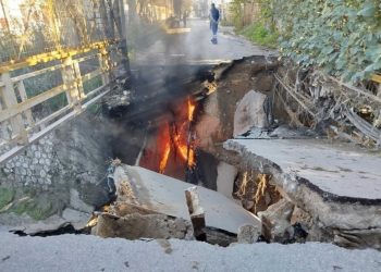 Υποχώρησε γέφυρα στο ρέμα Προφήτη Δανιήλ λόγω πυρκαγιάς – Διακοπή κυκλοφορίας στο σημείο – ΕΙΚΟΝΕΣ