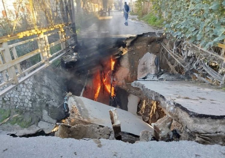 Υποχώρησε γέφυρα στο ρέμα Προφήτη Δανιήλ λόγω πυρκαγιάς – Διακοπή κυκλοφορίας στο σημείο – ΕΙΚΟΝΕΣ